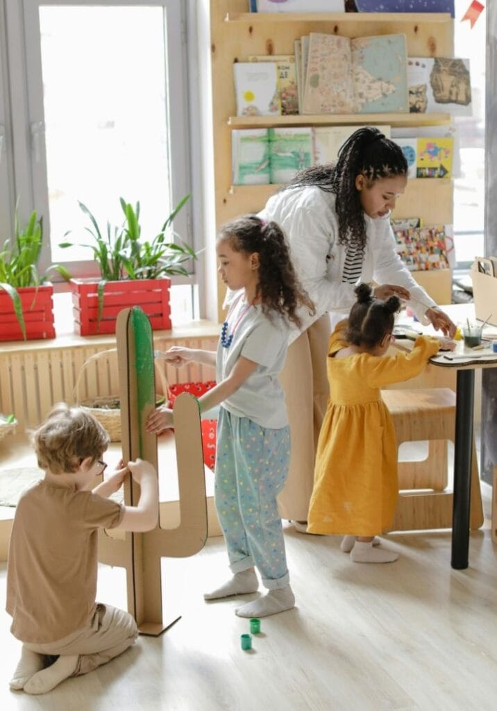 A Schola Vera classroom full of experiments, curiosity and play.